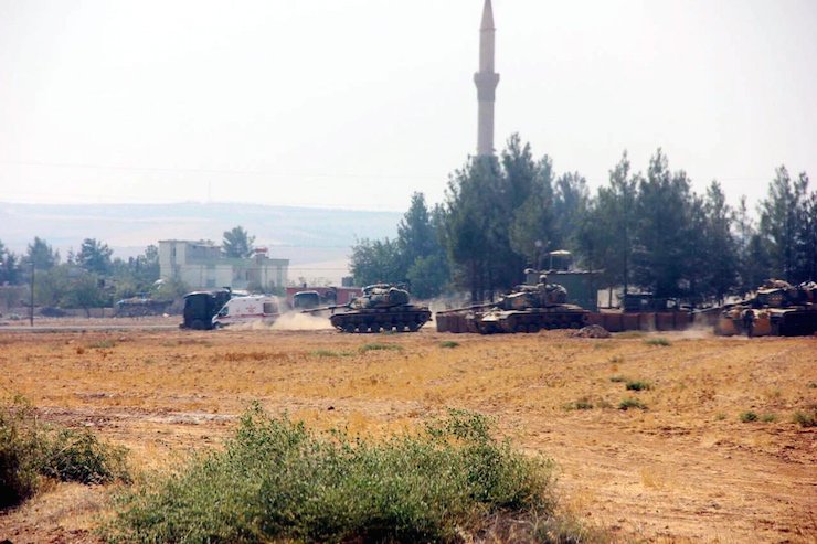'Cerablus'ta ikinci gün: Tanklar ve iş makinaları sınırı geçti