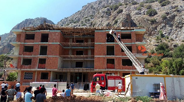 İnşaatın çatısı çöktü: 1'i ağır 3 işçi yaralandı
