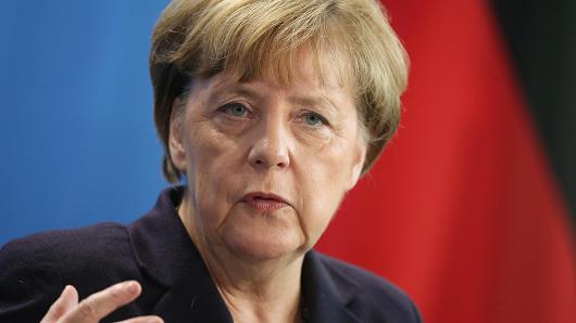 Merkel'den Türkiye açıklaması: Referandumu bekleyeceğiz