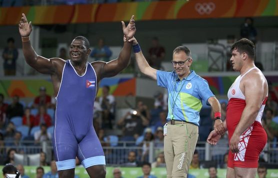 Irkçı görüşleri bilinen güreşçi Rıza, finalde Kübalı rakibine yenildi