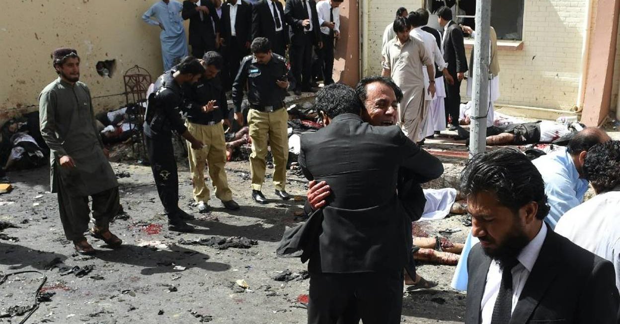 Pakistan'da avukatlara bombalı saldırı: Çok sayıda ölü var