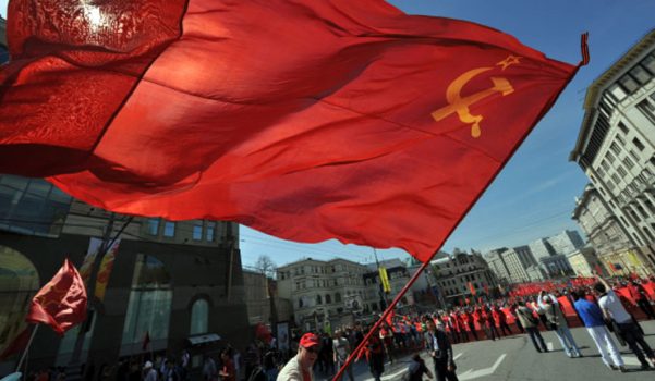VİDEO | Köylüler muhtarlık binasına Rusya bayrağı yerine SSCB bayrağı astı