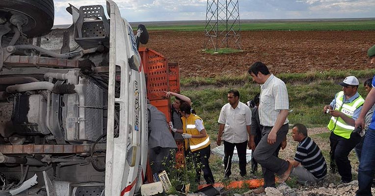 Suriyeli işçileri taşıyan kamyonet takla attı: 3 ölü