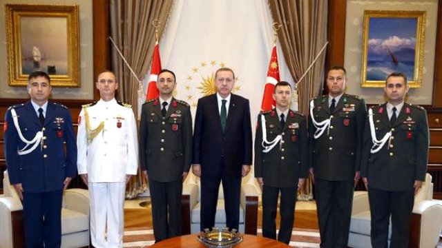 MİT, Erdoğan ve Akar'ın yaverlerine 'temiz' raporu vermiş