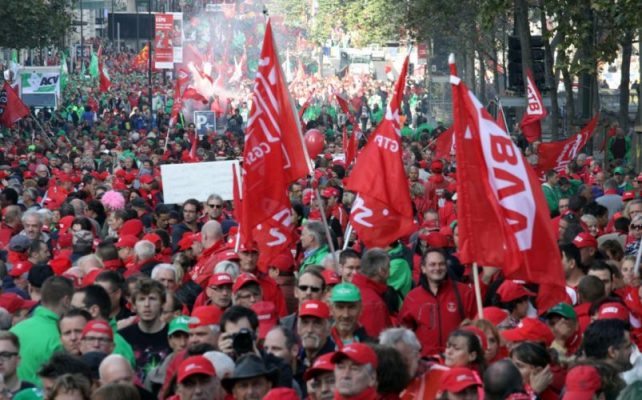 Brüksel’de binlerce işçi sokakta