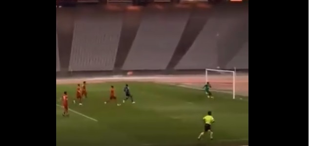 VİDEO | Eskişehirspor kalecisi 70 metreden gol attı