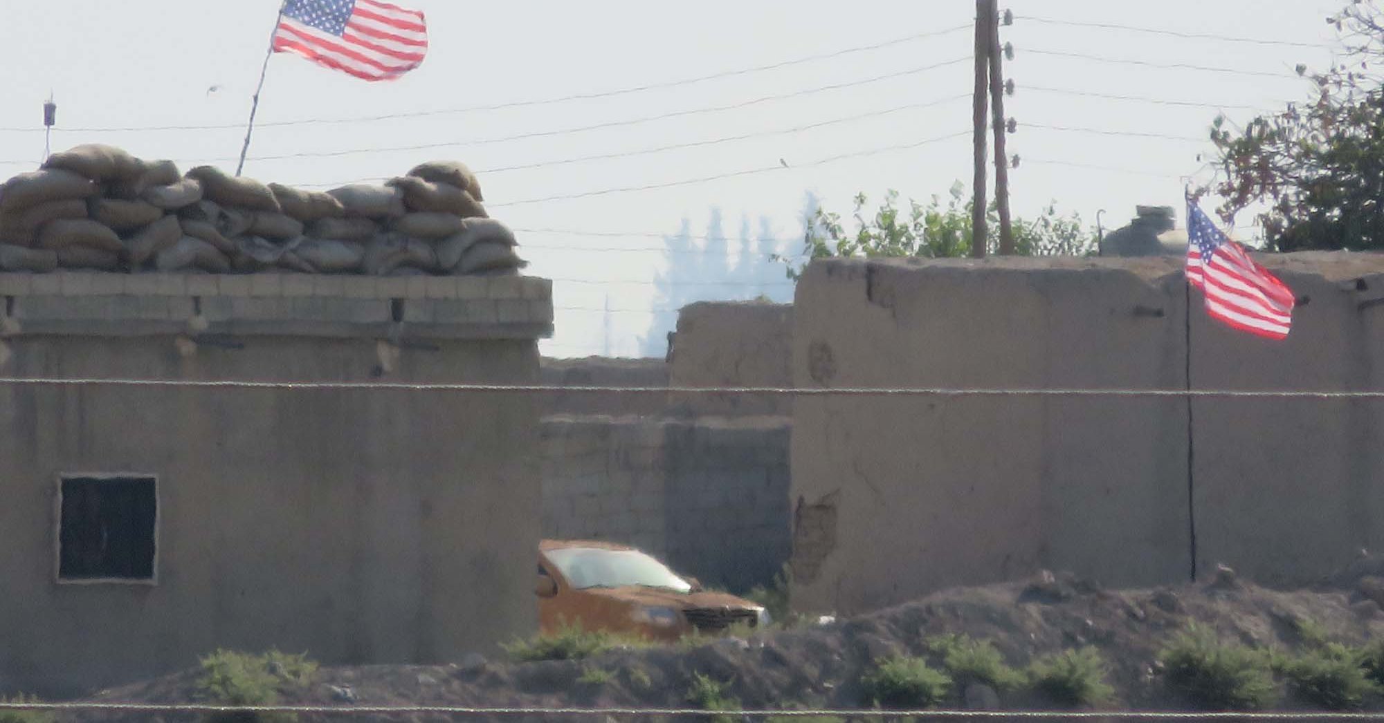 PYD kontrolündeki Tel Abyad'a ABD bayrakları asıldı