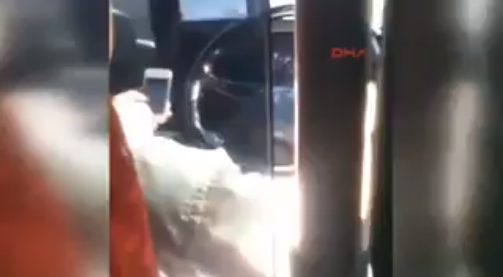 VİDEO HABER | Metrobüs şöföründen seyir halinde sosyal medya takibi!