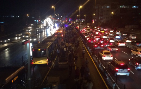 Metrobüs yolunda kaza!