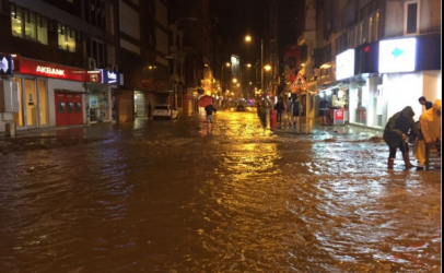 Zonguldak sağnak yağışa teslim oldu. Sel tehlikesi var!