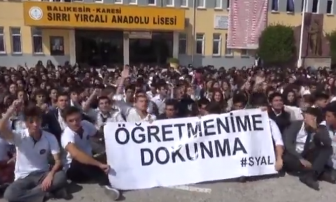 VİDEO | Balıkesir Sırrı Yırcalı Anadolu Lisesi öğrencileri öğretmenlerine sahip çıkıyor!