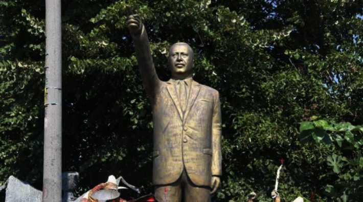 Erdoğan'ın 4 metrelik heykeline alıcı çıkmayınca...