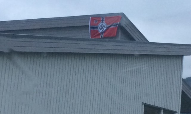 Norveç'te bir köye Nazi bayrakları asıldı!