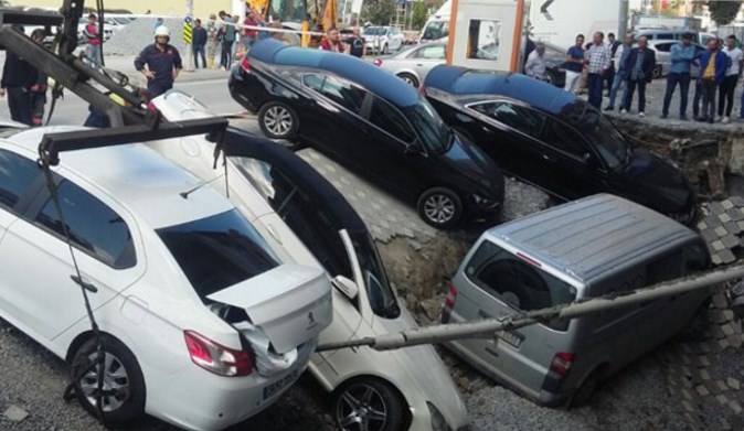 VİDEO | Merter'de yol çöktü! Araçlar göçüğe düştü!