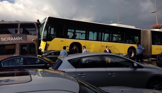 İstanbul'da büyük kaza: Yoldan çıkan metrobüs araçları ezdi