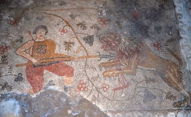 Yonca tarlasında bin 400 yıllık mozaik bulundu