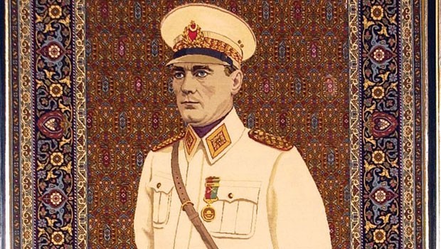 Mareşal üniformalı Atatürk Meclis'ten kaldırıldı