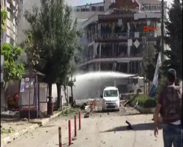 Van'da bombalı araçla saldırı: 2'si polis 48 yaralı