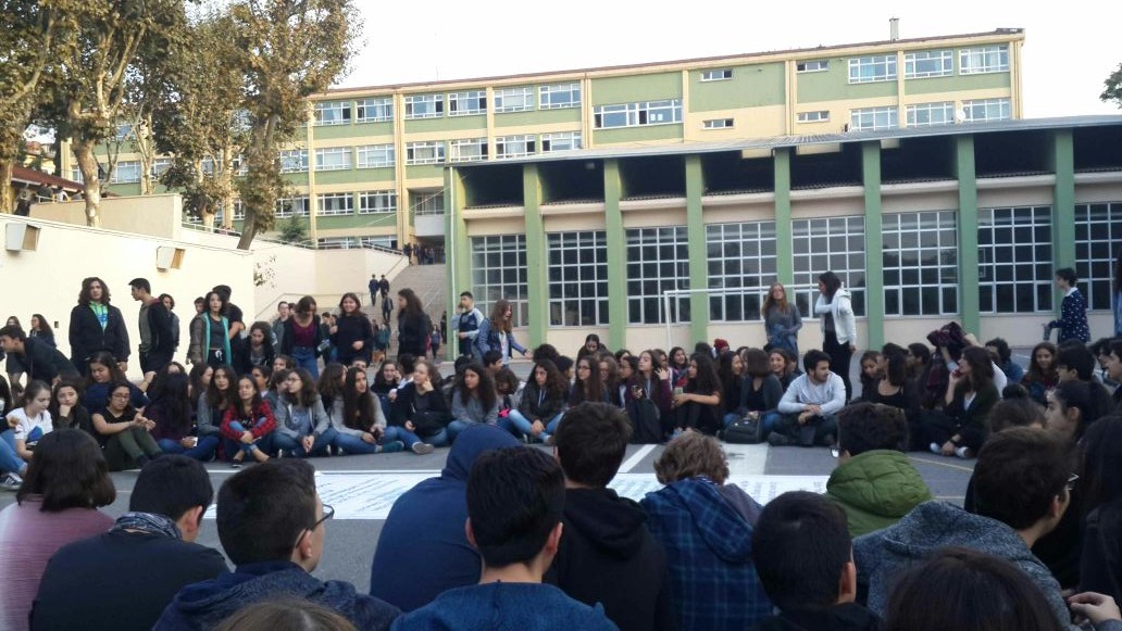 Kadıköy Anadolu Lisesi öğrencileri eylemde: Bu oyunu reddediyoruz!