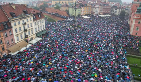 Polonya'da kadınların direnişi kürtaj yasasını geri çektirdi!