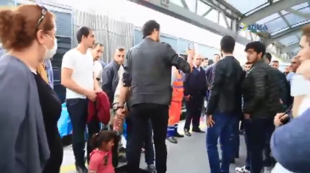VİDEO | İstanbul'da polis mendil satan küçük bir çocuğu sürükleyerek gözaltına aldı