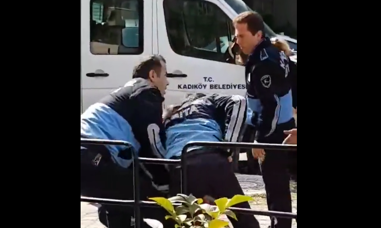 VİDEO | Kadıköy Belediyesi zabıtaları seyyar satıcıyı yere yatırarak dövdü!