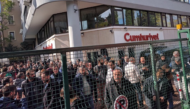 Cumhuriyet'e AKP operasyonu: Gazete önünde protesto başladı