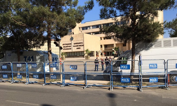 Gülten Kışanak için yapılacak eyleme yasak: Belediye'nin etrafı barikatlarla çevrildi