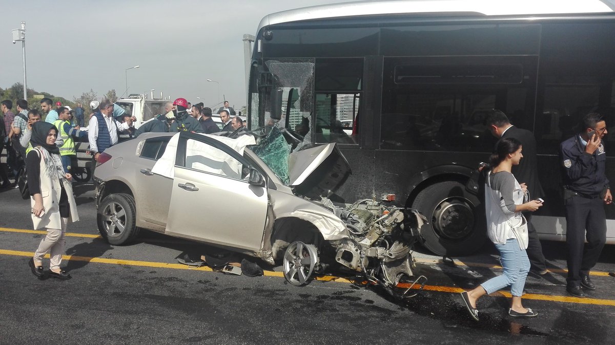 İstanbul'da feci kaza: Otomobil metrobüs yoluna girdi
