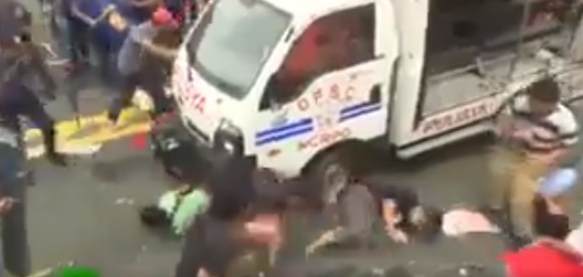 VİDEO | Filipinler'de polis vahşeti: Polis aracı ABD karşıtlarının arasına daldı
