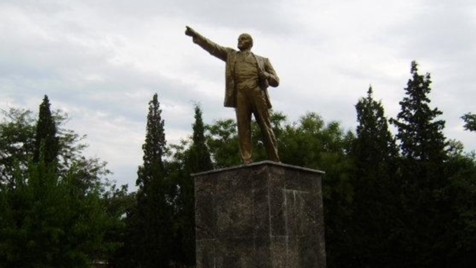 Kırım'da Lenin heykeline saldırı