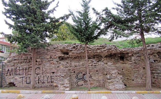 İstanbul'da bin 100 yıllık duvara üç hilalli saldırı