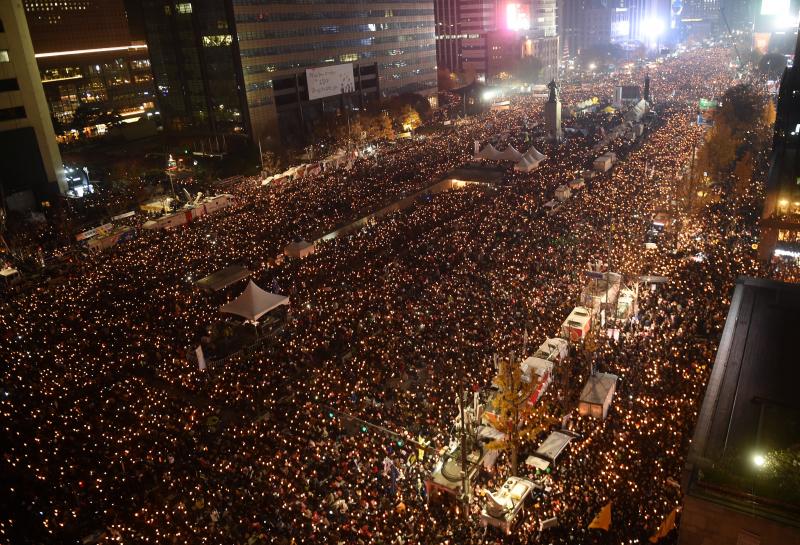Güney Kore'de yüz binlerce kişi sokakta