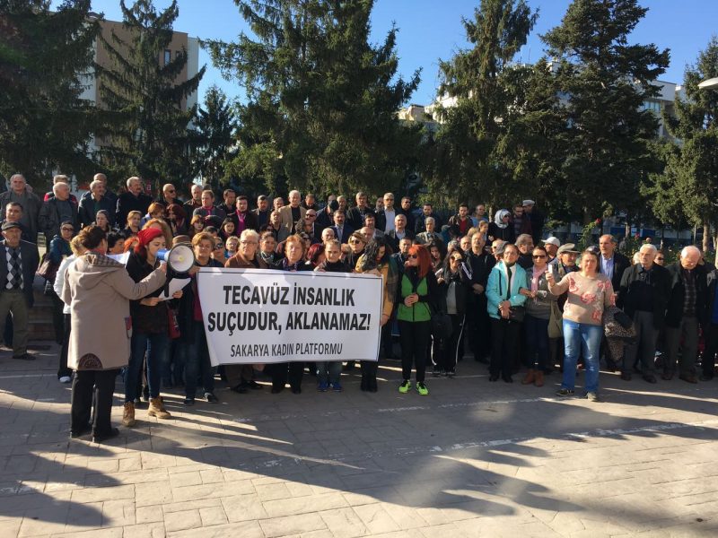 Sakarya'da kadınlar tecavüz önergesine karşı sesini yükseltti: AKP elini çocuklardan çek!