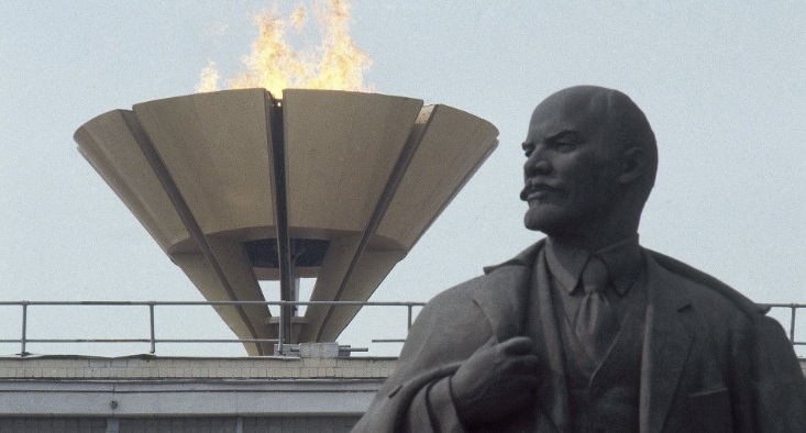 VİDEO | Ekim Devrimi'nin yıldönümünde Lenin heykeli dikildi