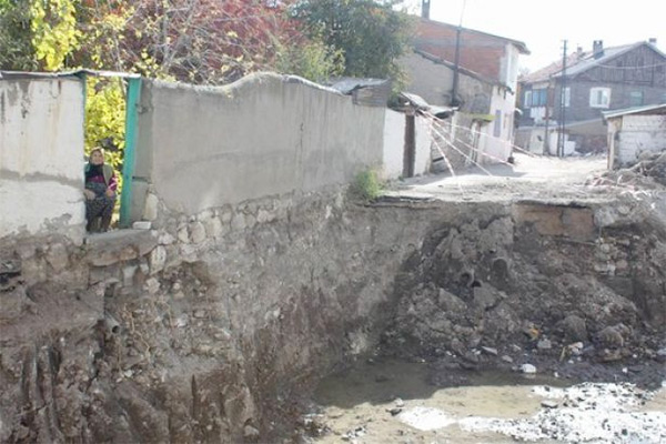 VİDEO HABER | Sivas'ta müteahhit zorbalığı: 82 yaşındaki kadınla anlaşamayınca elektriğini suyunu kestiler