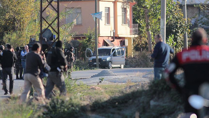 Adana'da bombalı araç yakalandı: Polis bir kişiyi vurdu