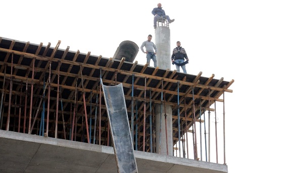 VİDEO | Ücretleri ödenmeyen işçiler inşaat malzemelerini böyle söktü