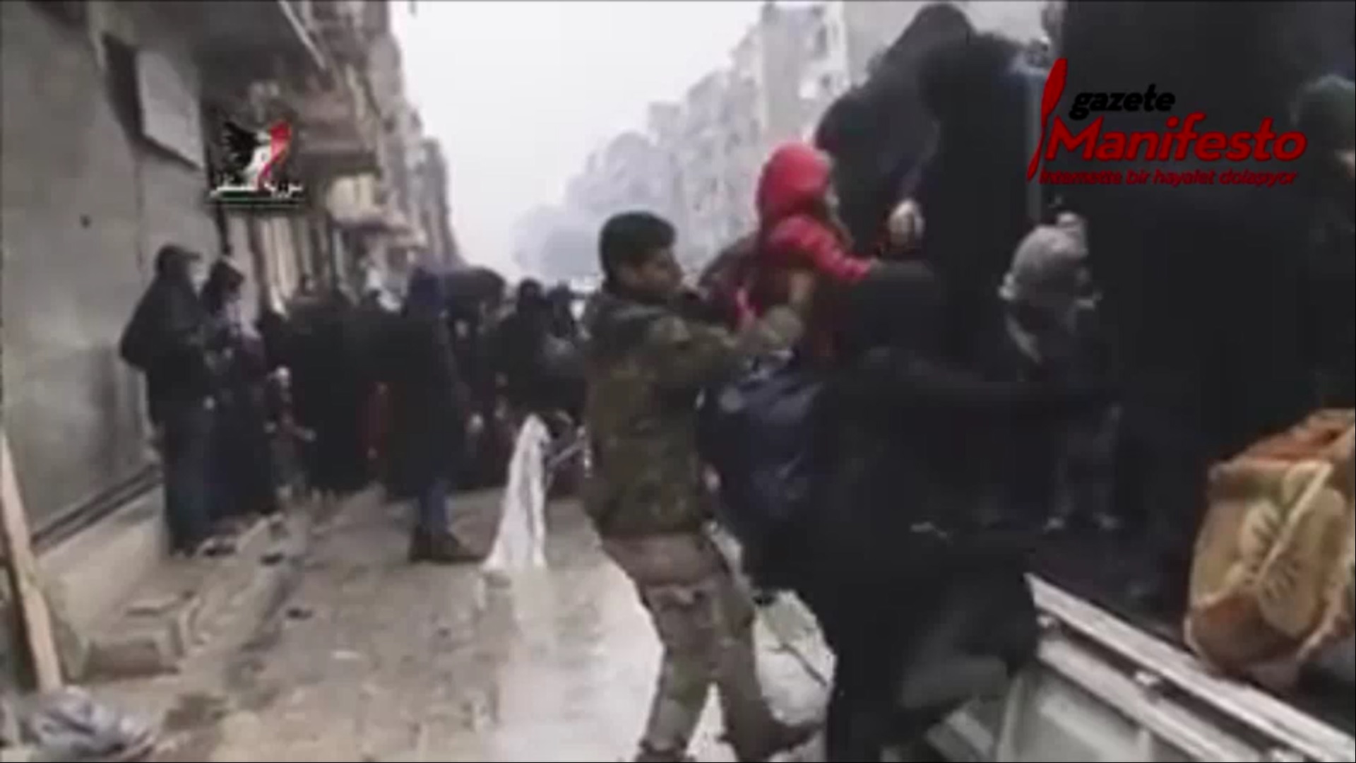 VİDEO | Siviller Halep'ten Suriye Ordusu'nun yardımı ve koruması altında çıkıyor
