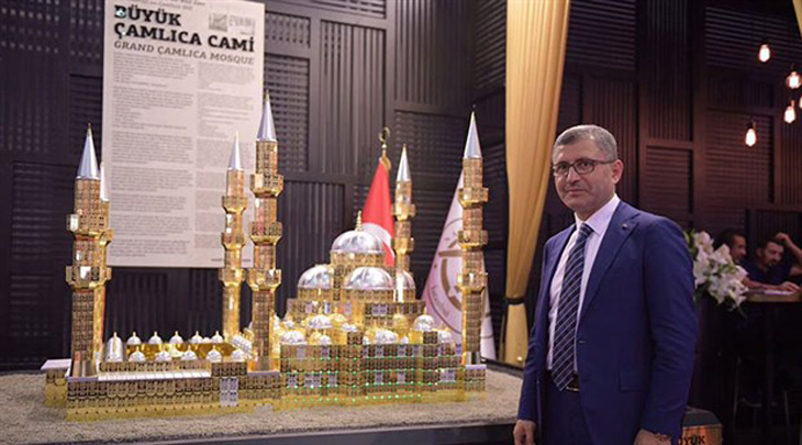 233 kilo saf altından cami maketi yaptıran AKP'li başkandan Üsküdar'a yeni kötülük