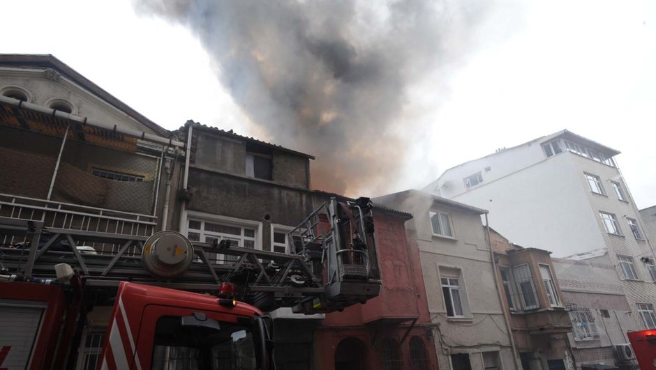 Beyoğlu'nda yangın: Yatalak hasta hayatını kaybetti