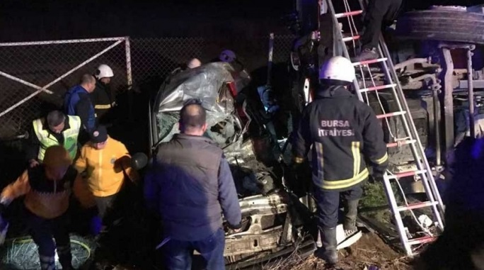 İnşaat işçisi kardeşlerin aracına kamyon çarptı: Dört kişi hayatını kaybetti