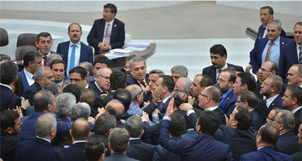 Meclis'te AKP ile HDP arasında tekmeli yumruklu kavga