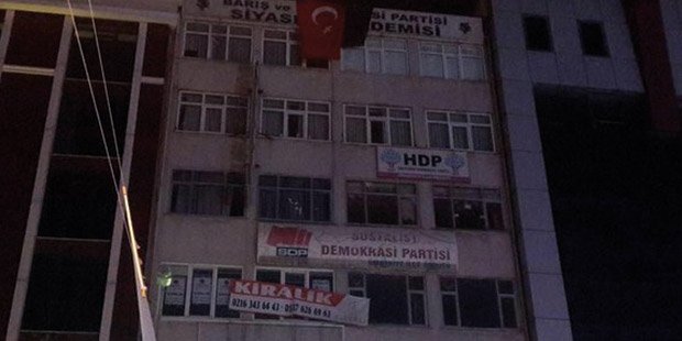 Polis HDP binasının çatısından düştü