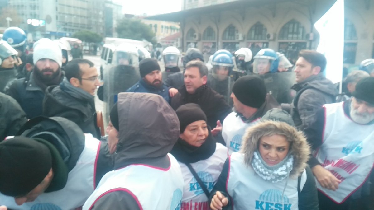 Kadıköy'de kamu emekçilerine polis saldırısı
