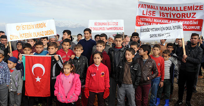 22 yıldır bitmeyen okul inşaatı için eylem