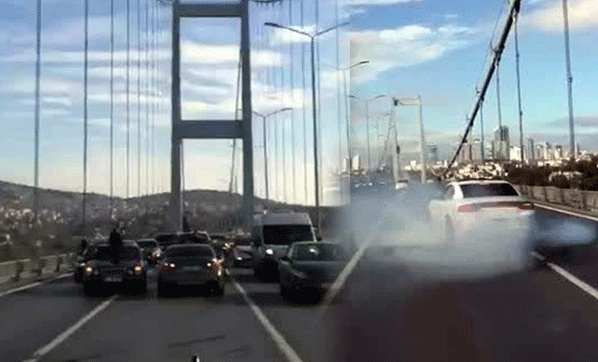 VİDEO | 1. Köprü'de akıl almaz anlar: Trafiğin ortasında 'drift' yaptılar