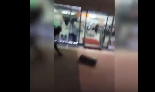 VİDEO | Firmaya kızan vatandaş, televizyonu yerden yer vurdu