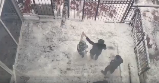 VİDEO | Polis 'zafer' işareti yapan kardan adama göz açtırmadı!