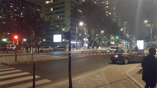 Paris'te silahlı bir saldırgan 7 kişiyi rehin aldı